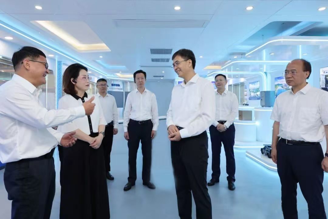 陈刚到防城港市调研时强调加快构建现代化产业体系建设铸牢中华民族共同体意识示范区唱响高质量发展主旋律照片1.jpg